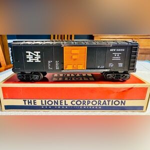 Lionel Post War “0” gauge, 6464-425 New Haven Box car in C8 condition with box.
